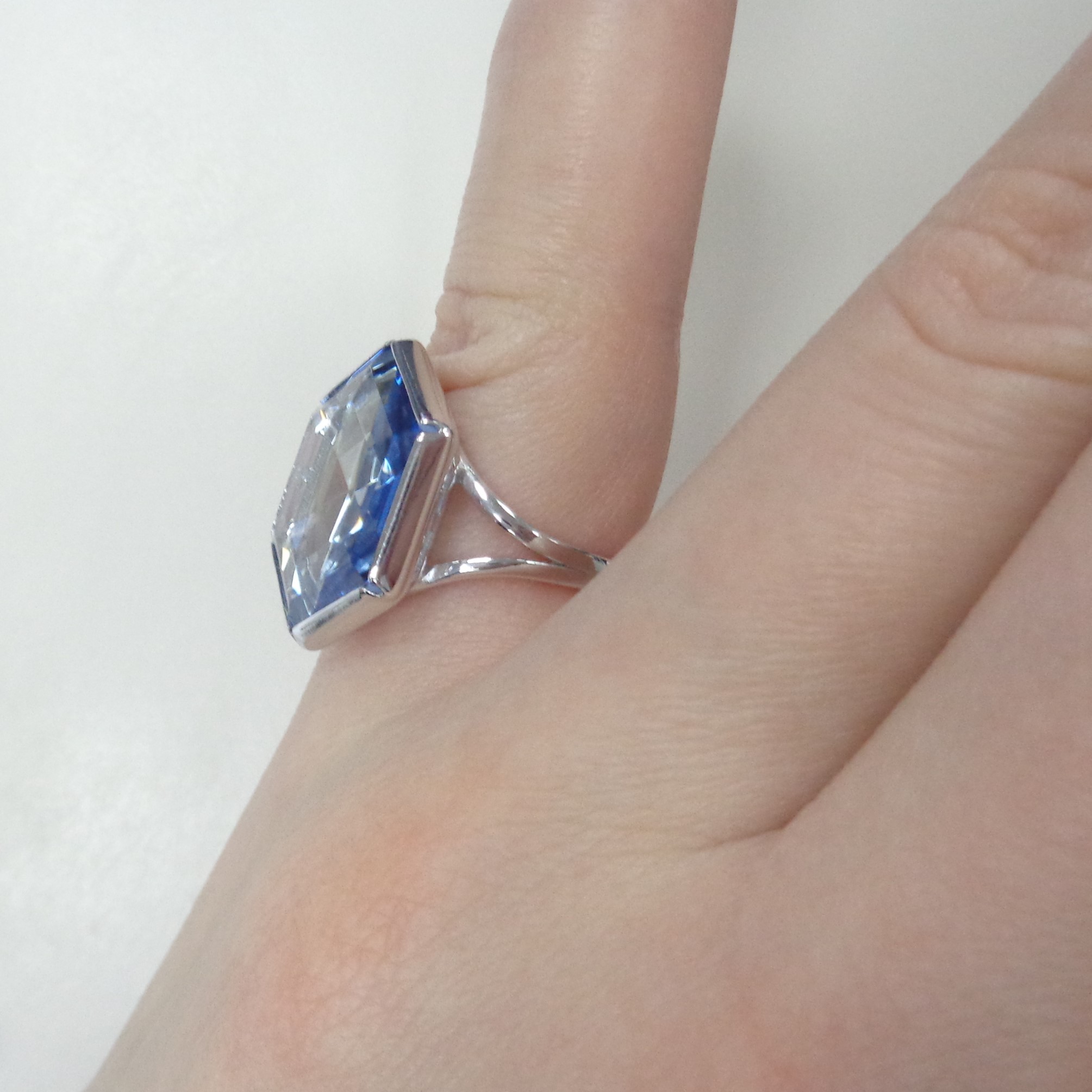 Серебряное кольцо с синим горным хрусталем